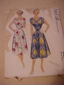 Vestido McCall's 1951 para dama con cuello en V patrón 8403 - Imagen 1 de 4