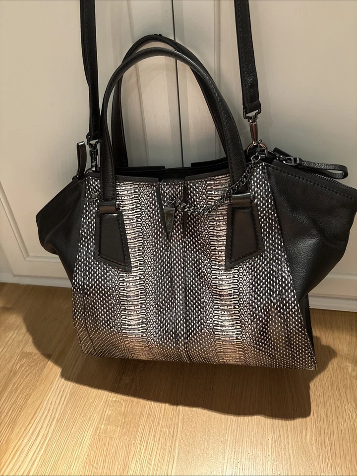 Bolso de Mano Botkier de Cuero - Bolso de Diseñador Texturizado Negro y Metálico - Elegante Foto 1 de 4