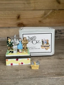 Scatola incernierata Mago di OZ "Segui la strada dei mattoni gialli" con Trinket Toto - Foto 1 di 12