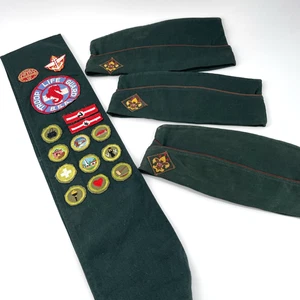 Lotto 3 berretti vintage anni 50 BSA Explorer Garrison oltremare boy scout distintivo merito fascia - Foto 1 di 22
