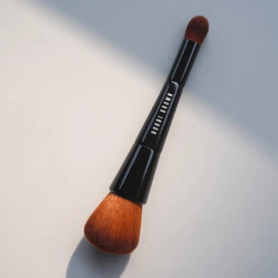 Cepillo de retoque facial de cobertura completa Bobbi Brown cepillo de contorno de doble extremo Foto 1 de 3