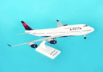 Skymarks модель Delta 747-400 масштаб 1/200 с подставкой и шестернями N661US - Изображение 1 из 2