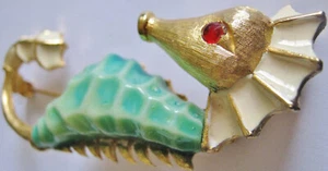 2 COLORFUL VINTAGE SEAHORSE PIN FIGURALS ONE SIGNED - Picture 1 of 7