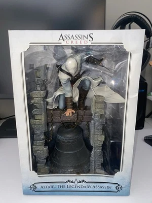 FIGURE ALTAIR SU CAMPANA 28 CM ASSASSIN'S CREED ORIGINALE - Immagine 1 di 4