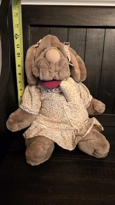 Peluche vintage 1981 Ganz Bros arrugas perro mano marioneta 18" con vestido, hueso y etiqueta Foto 1 de 4