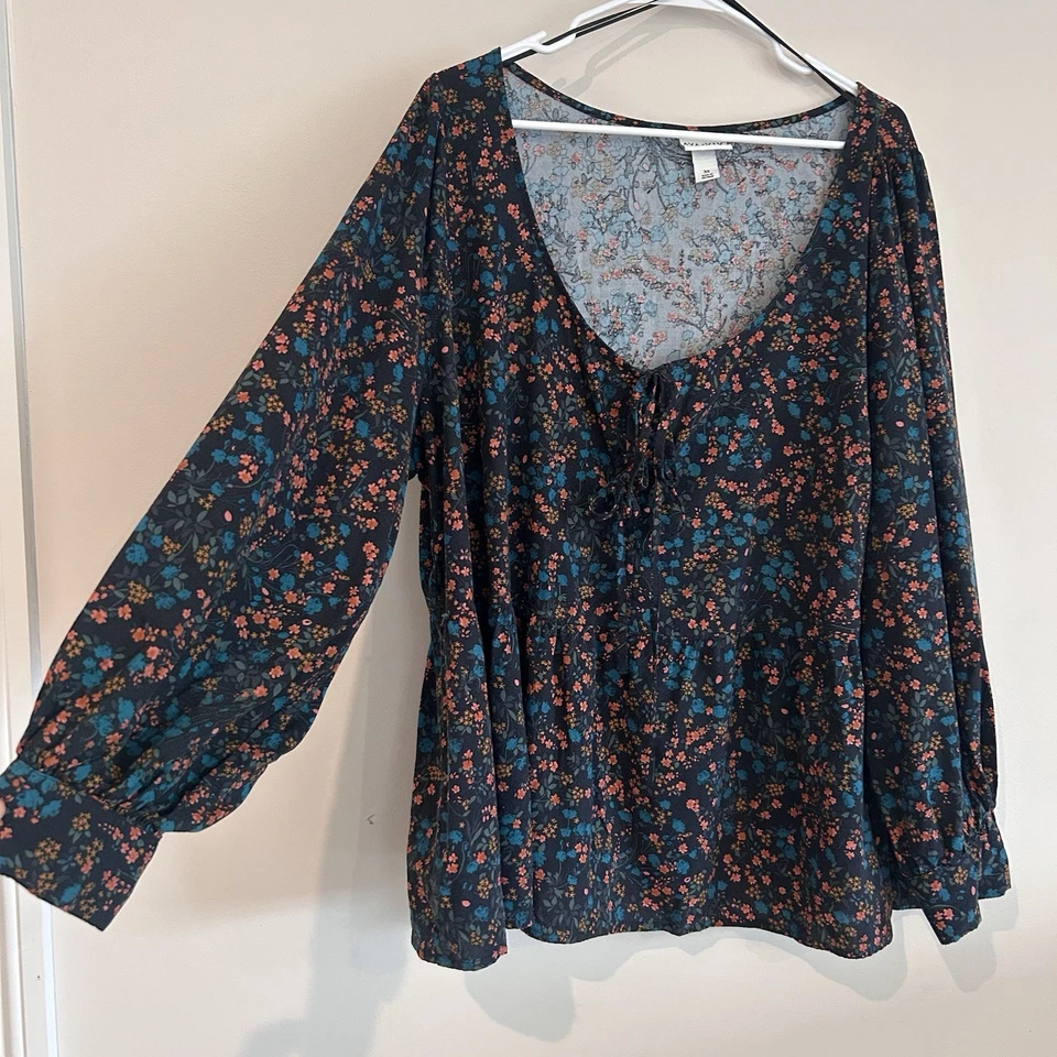 Blusa Ava and Viv tamanho 3X floral escura romântica manga balão popover fluido - Imagem 1 de 4