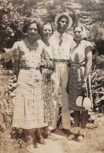 Sombrero de jardín para mujer bonita retrato grupal exterior años 30 *MANCHAS - Imagen 1 de 3