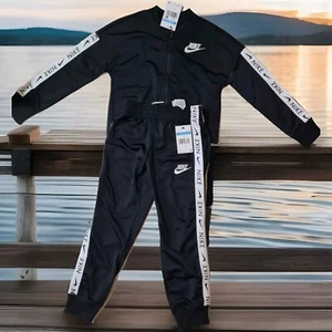 Tuta Nike bambina nera media 137-146 cm, perfetta per uscite e corse. - Foto 1 di 8