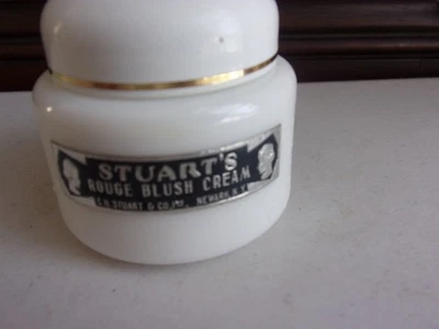 Crema rubor vintage Stuarts Rouge, Newark New York, etiqueta de lámina, frío, vidrio de leche Foto 1 de 4