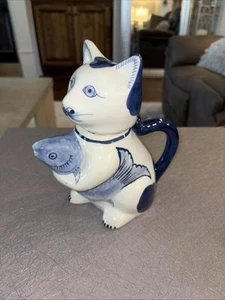 Vintage Katze hält Koi Fisch Teekanne Taiwan Porzellan blau weiß G70 - Bild 1 von 10