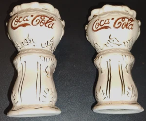 Coctelera victoriana de sal y pimienta Coca-Cola 1998 barril galleta - tapas dañadas - Imagen 1 de 9