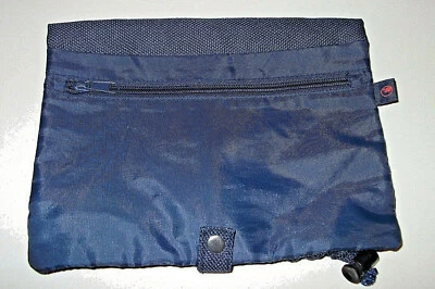 BOLSA ORGANIZADORA DE VIAJE PLEGABLE CON CORDÓN PARA ARTÍCULOS DE TOCADOR de tela azul marino cremallera exterior Foto 1 de 4