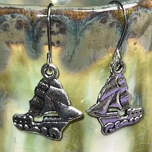 Orecchini pendenti tono argento gancio francese tono argento nave vela mare charm. S710 - Foto 1 di 3