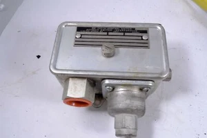 Detroit Switch Inc Pressure Switch P/N 2222151 NSN 5930-00-865-6129   - Picture 1 of 6