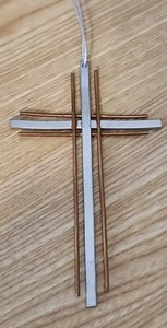 Adorno Cruz Metal Capas Colores Plata/Cobre Navidad 4" - Imagen 1 de 5