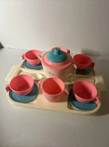 Vintage Fisher Price Teeservice Lila Untertasse Rosa Tasse Blume Milchkännchen Zucker 1982 - Bild 1 von 6