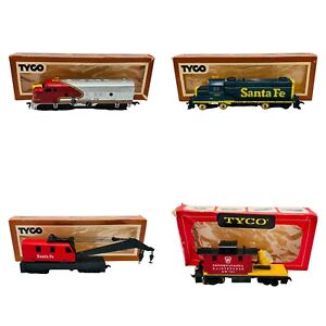 Mantua-Tyco HO GP20 Diesel Locomotive Santa Fe #5628 + 3 More In Box Train