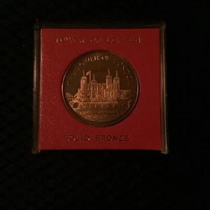 Beautiful antique medal tower of london 1984, made of solid bronze golden color - Picture 1 of 2