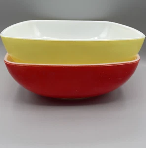 VTG Pyrex Hostess Bowls Red Yellow 525B 2.5 Qt Set MCM Primary Colors Square - Picture 1 of 18