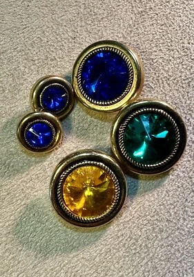 Botones vintage de metal dorado con grandes gemas de colores. ¡Ideal para disfrazarse! Foto 1 de 3