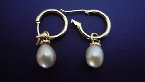 BELLES CREOLES PERLE EAU DOUCE FORME POIRE BLANCHE/TIGE FERMEE DOREE/NEUF - Foto 1 di 1