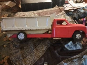 1940’s Structo Dump Truck (6 Cylinder Engine) Toy - Picture 1 of 5
