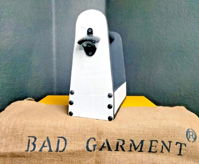 Carrito de transporte pintado artesanal madera audaz negro blanco con 2 abridores estilo esmoquin Foto 1 de 4