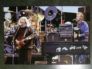 FOTO 4X6 AUTÓGRAFO FIRMADO A MANO AUTÉNTICO DE BRUCE HORNSBY -MÚSICO- MUERTO AGRADECIDO - Imagen 1 de 2