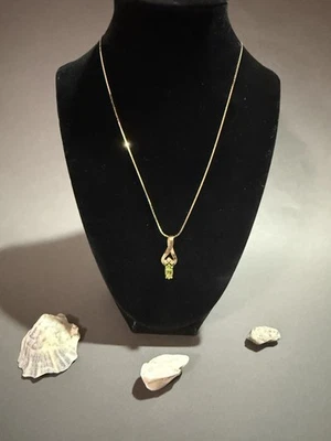 ¡En venta a mitad de descuento! Collar de oro de 14k con colgante de diamantes y peridoto   Foto 1 de 2