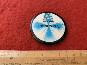 MOTOWN THE NEW ERA VINTAGE PROMO BADGE EXCELLENT CONDITION 70'S 80'S FREE POST - Imagen 1 de 2