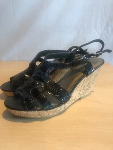 Sandalias de cuña Kelly & Katie talla 7 negras con correas con corcho - Imagen 1 de 7