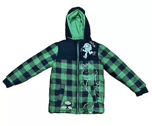 Chaqueta hinchada Toy Story para niños Disney Store talla 7/8 verde y negra a cuadros Buzz Woody - Imagen 1 de 13