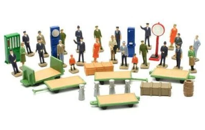 OO Railway Station accessories and figures Dapol Kitmaster C012 - Image 1 of 3