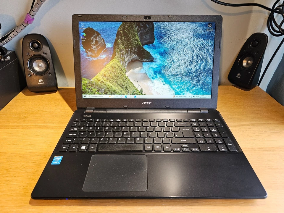 15" Acer Travelmate P256-M Core i3-4030U 1.9GHz 4GB 128GB Windows 10 Laptop - Image 1 of 4