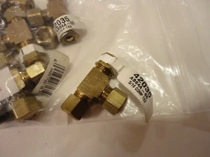 One ANDERSON BRASS AB64A-55  5/16 COMP Compression TEE  - Picture 1 of 2