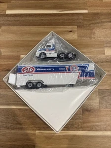 Winross #43 Richard Petty STP Pontiac Team Hauler Semi 1/64 Scale NASCAR Vintage - Picture 1 of 3