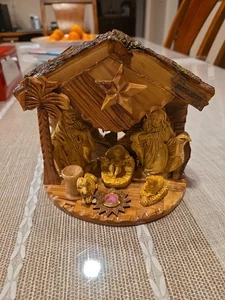 HANDGEMACHTE BETHLEHEM OLIVENHOLZ KRIPPE SPIELT MUSIK 6" HOCH X 7" - Bild 1 von 12
