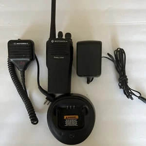 MOTOROLA RADIUS CP200 Radio Model AAH50KDC9AA2AN With Charger and Mic - Picture 1 of 6