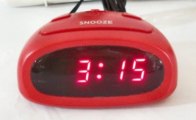 Sharp Great Power vermelho SPC095 pequeno despertador de viagem com bateria de backup TESTADO - Imagem 1 de 4