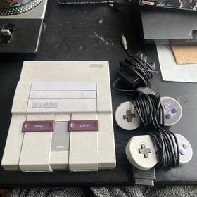 Super Nintendo SNES Console & 2 Controllers  - Tested & Working