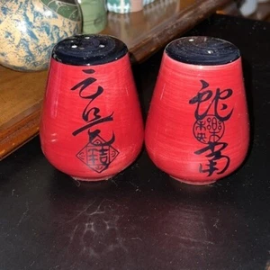 Vintage chinesische Kunst Kalligraphie rot Porzellan Salz & Pfefferstreuer - Bild 1 von 4