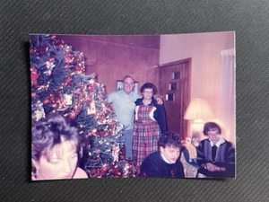 FOTO VINTAGE ENCONTRADA Familia Cerca de un Gran Árbol de Navidad - Imagen 1 de 3