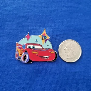 2025 Disneyland 70° Anniversario Mystery Box Spilla Saetta McQueen Cars - Foto 1 di 2