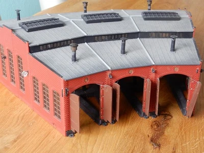 Konvolut Lokschuppen, Wohnhäuser, Kirche, Bahnhofsgebäude, Bahnsteige, Brücken - Bild 1 von 4