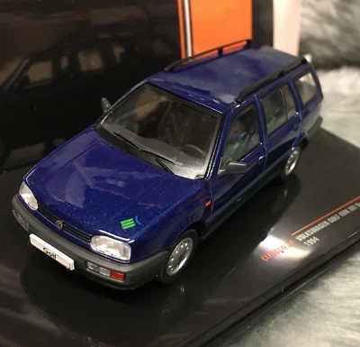 Nuevo IXO 1:43 1994 Volkswagen Gold MK3 Variant Estate Blue Pink Floyd CLC466N.22 Foto 1 de 3