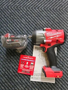 Milwaukee M18 2967-20 KRAFTSTOFF 1/2" drehmomentstarker Schlagschrauber mit XC5.0 Ah Akku - Bild 1 von 3