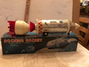 BATTERY OPERATED DOCKING ROCKET SPACESHIP - Picture 1 of 15