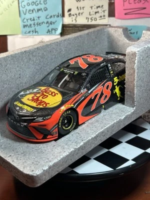 Martin Truex Bass Pro Shops/5 horas Energy 2018 Camry Galaxy/108 exclusivo de Fanatics Foto 1 de 3