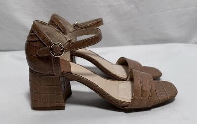 Sandálias sapatos Alex Marie salto bloco 7M e alça de tornozelo biqueira aberta bege marrom - Imagem 1 de 4