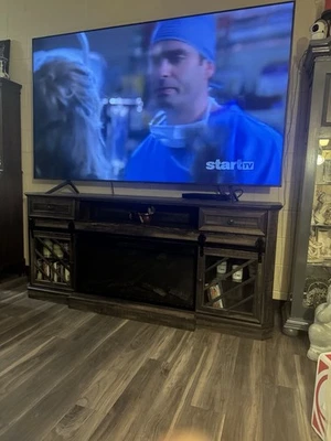 Televisor/centro de entretenimiento Samsung de 86 pulgadas Foto 1 de 4